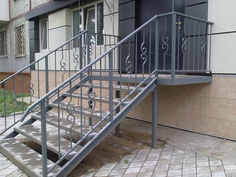 Металлическая лестница для крыльца