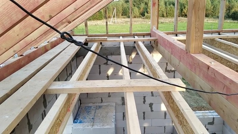 Перекрытие по деревянным балкам в газобетонном доме