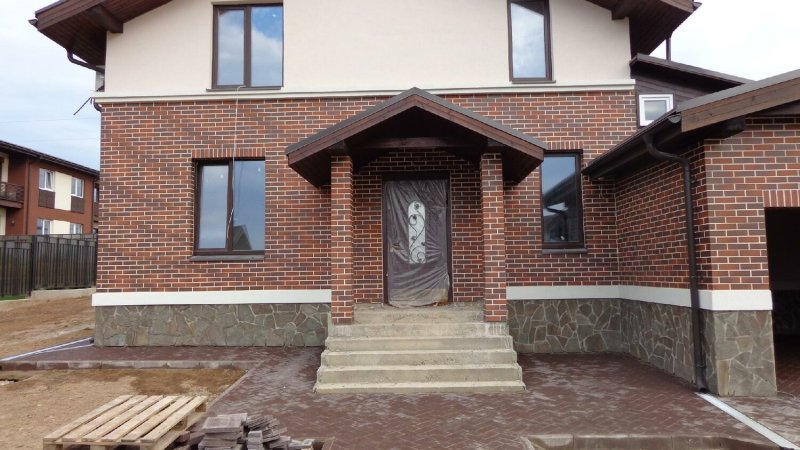 Фасад из кирпича