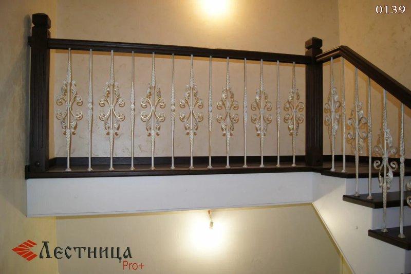 Лестница с кованными балясинами