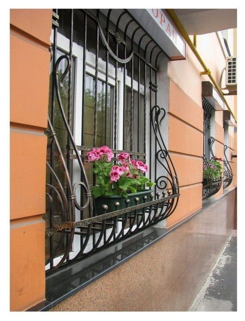 Металлические цветочницы на окна