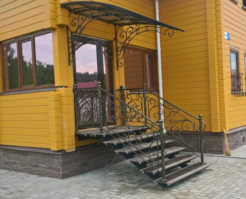 Крыльцо с навесом в частном доме из металла