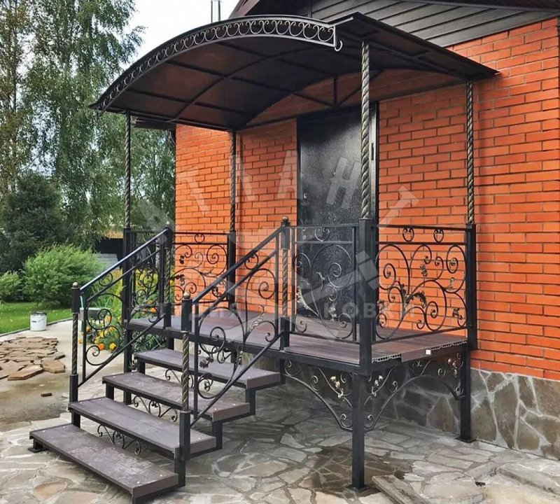 Крыльцо из металла для частного дома с навесом