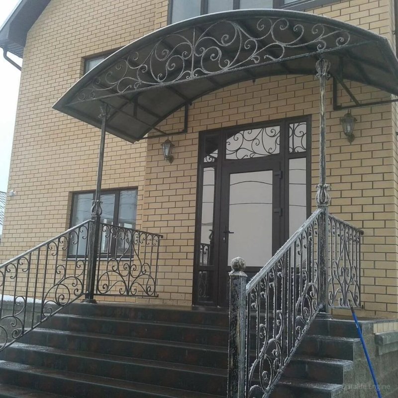 Навес над крыльцом частного дома из металла