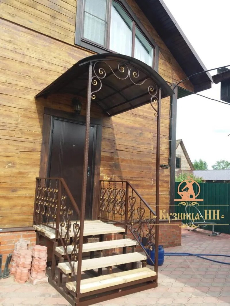Крыльцо из металла для частного дома с навесом