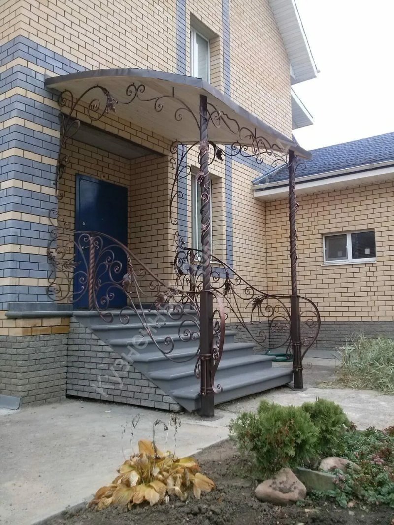 Кованые козырьки над крыльцом