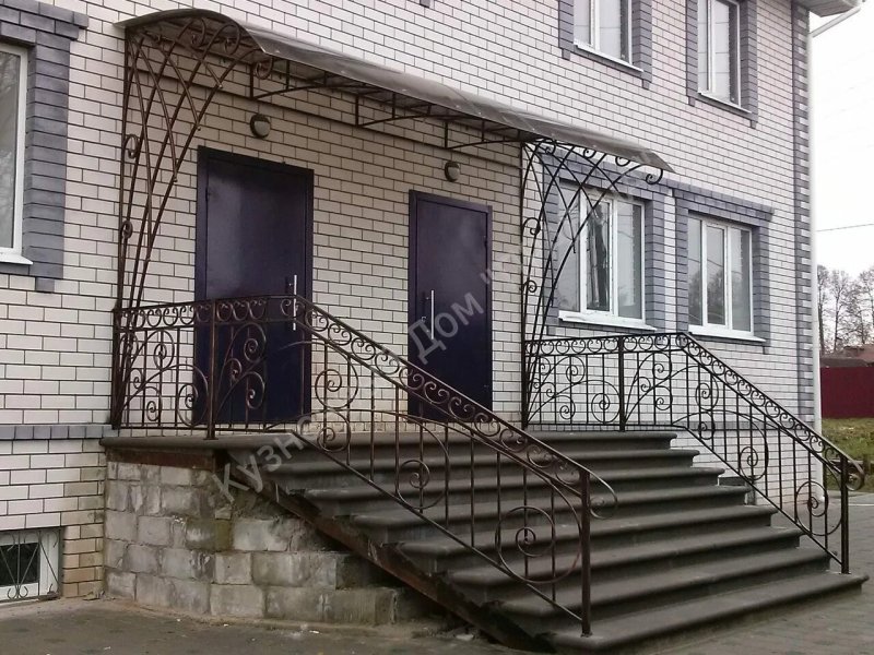 Крыльцо металлическое для частного дома с навесом