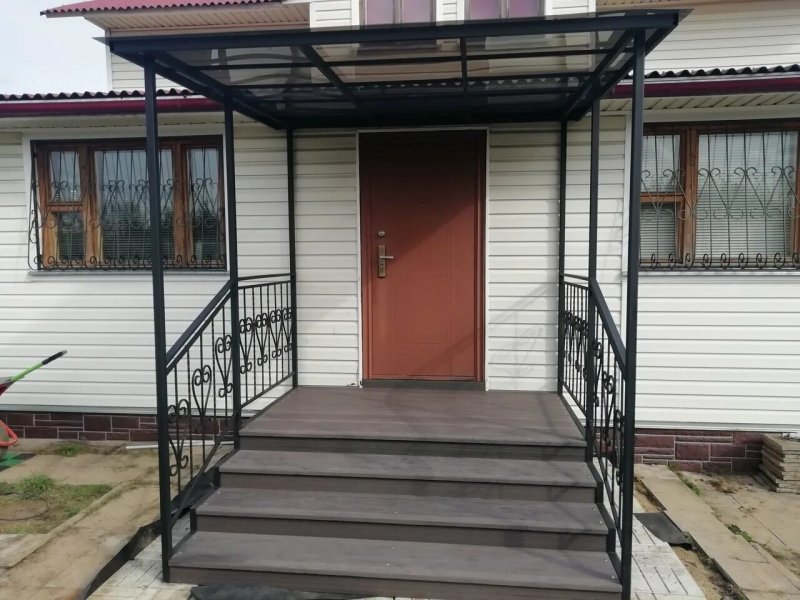 Металлическое крыльцо для частного дома с навесом