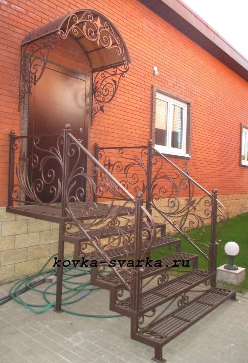 Крыльцо из металла для частного дома