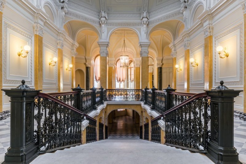 Мраморная лестница гатчинского дворца