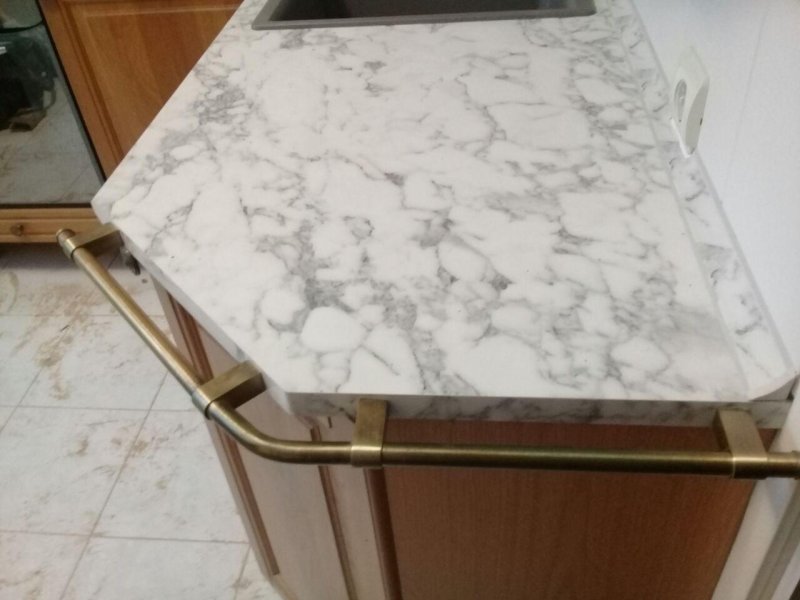 Столешница для кухни из искусственного камня под мрамор