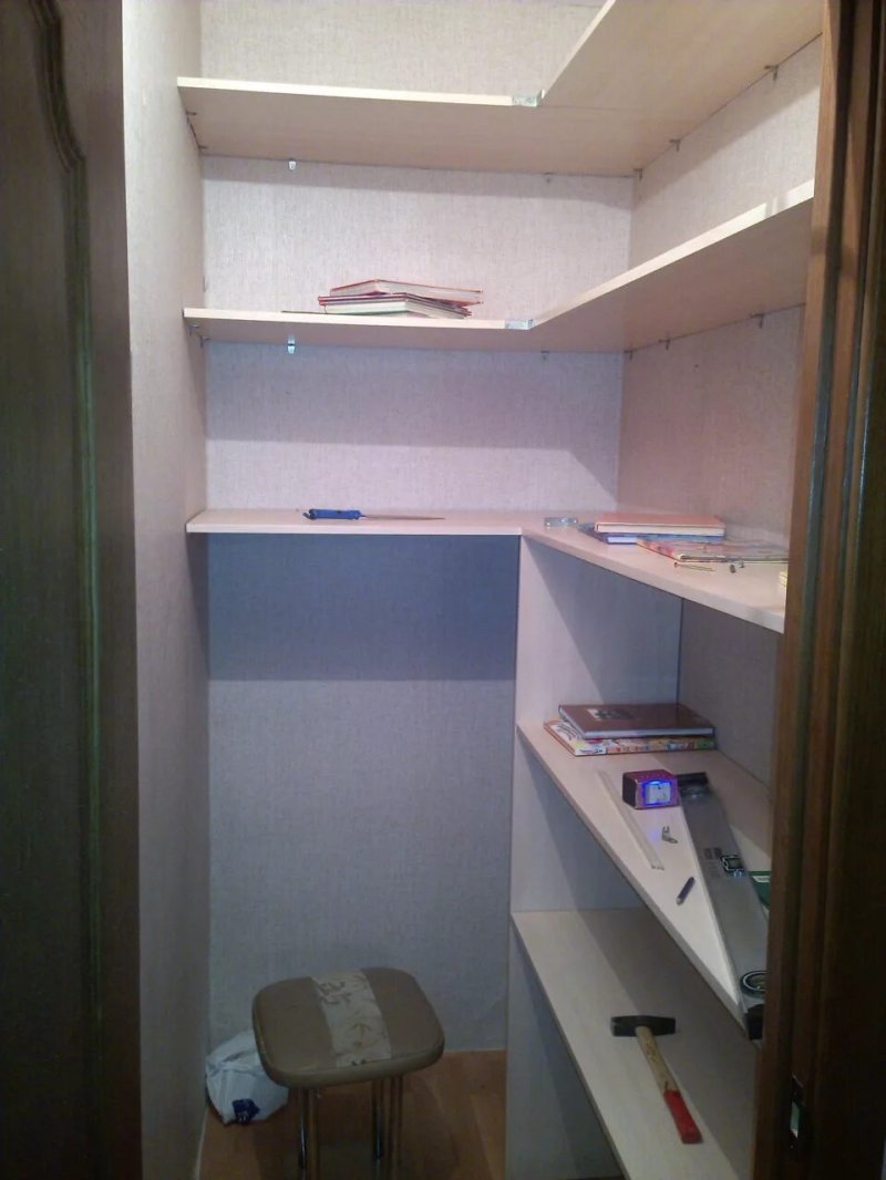Маленькие гардеробные комнаты из кладовки