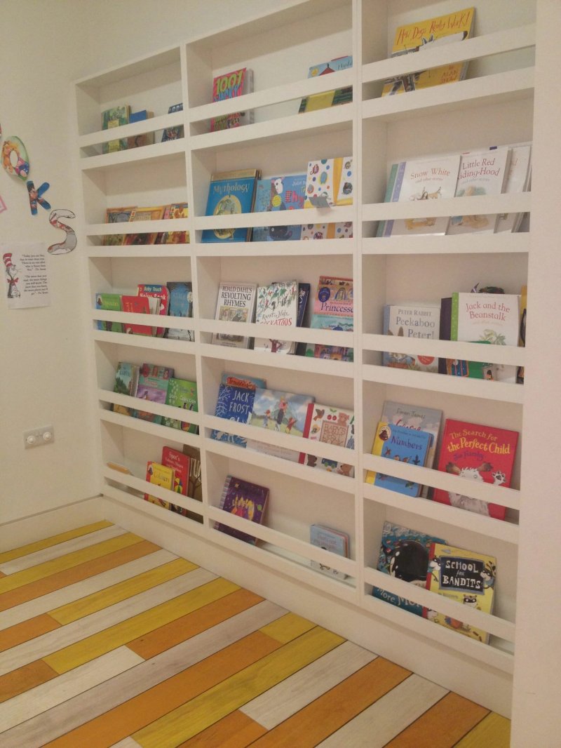 Детская книжная полка монтессори