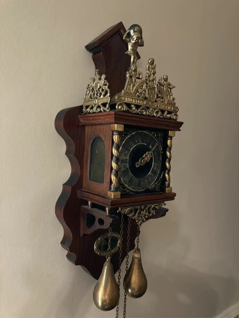 Старинные настенные часы в интерьере