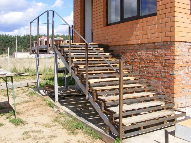 Металлическая лестница для крыльца