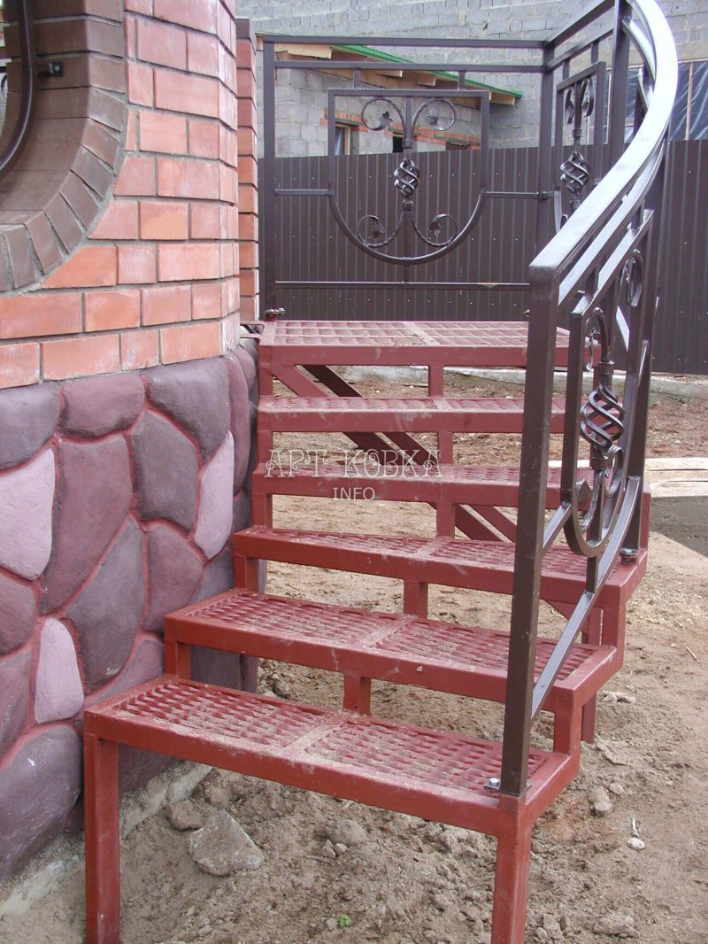 Приставная металлическая лестница для крыльца