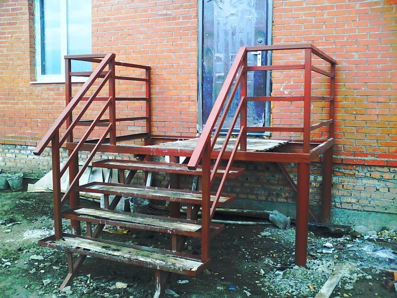 Металлическая лестница для крыльца