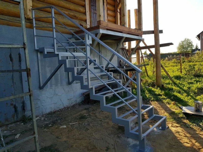 Металлическая лестница