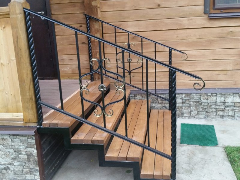 Металлические перила для крыльца