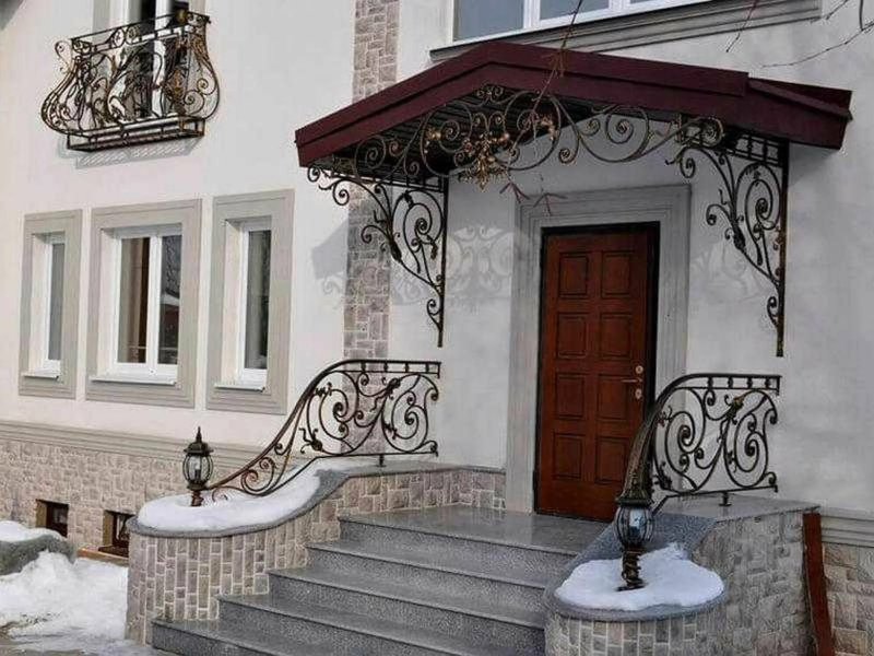 Кованые козырьки над крыльцом