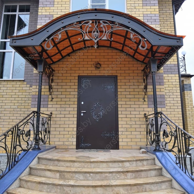 Кованые навесы над крыльцом частного дома