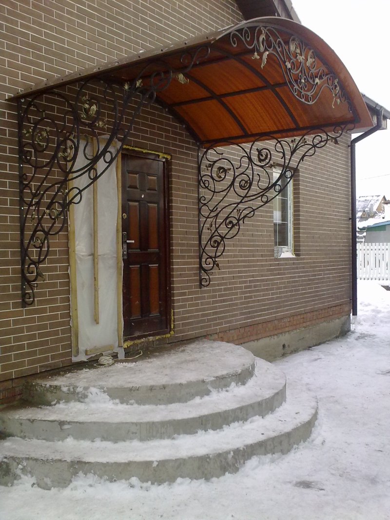 Козырьки над крыльцом частного дома из металла