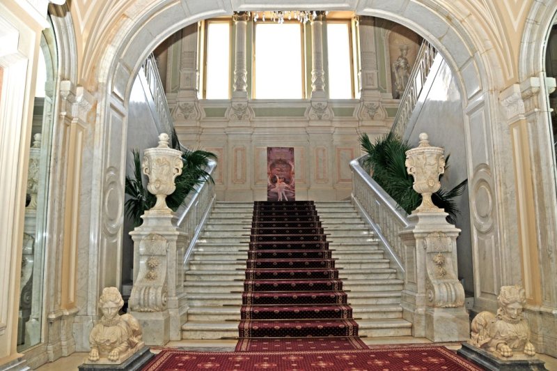 Мраморная лестница юсуповского дворца