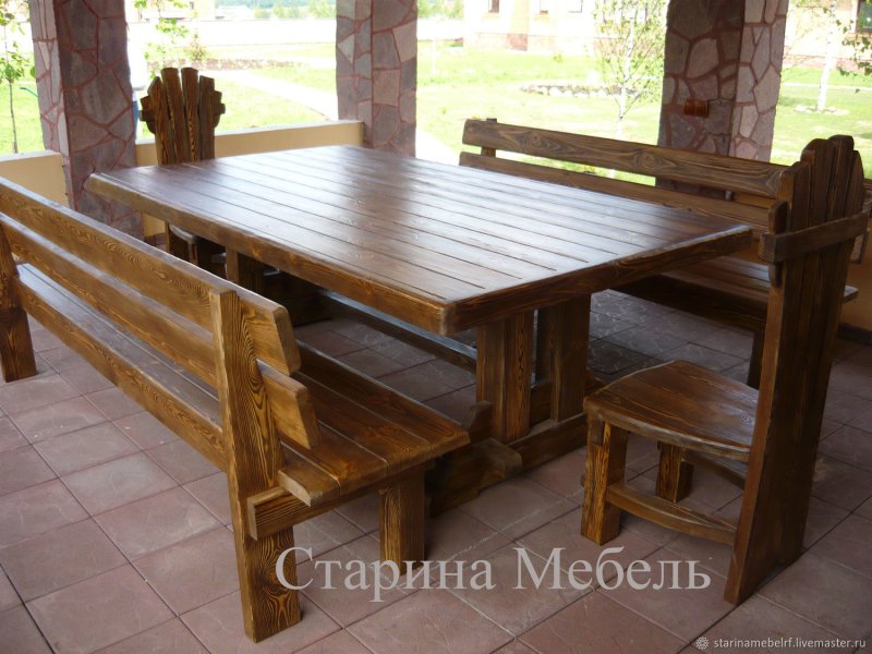 Стол с лавками из дерева