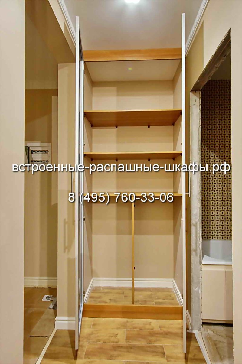 Шкаф в нише с распашными дверями