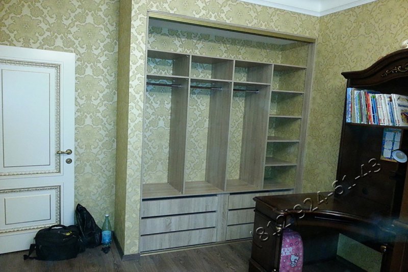 Шкаф купе встроенный в нишу