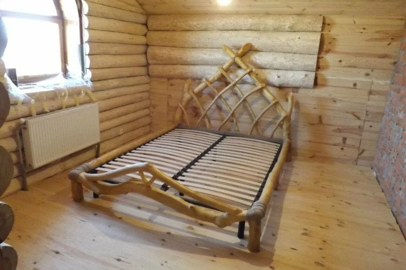 Кровать из бревен