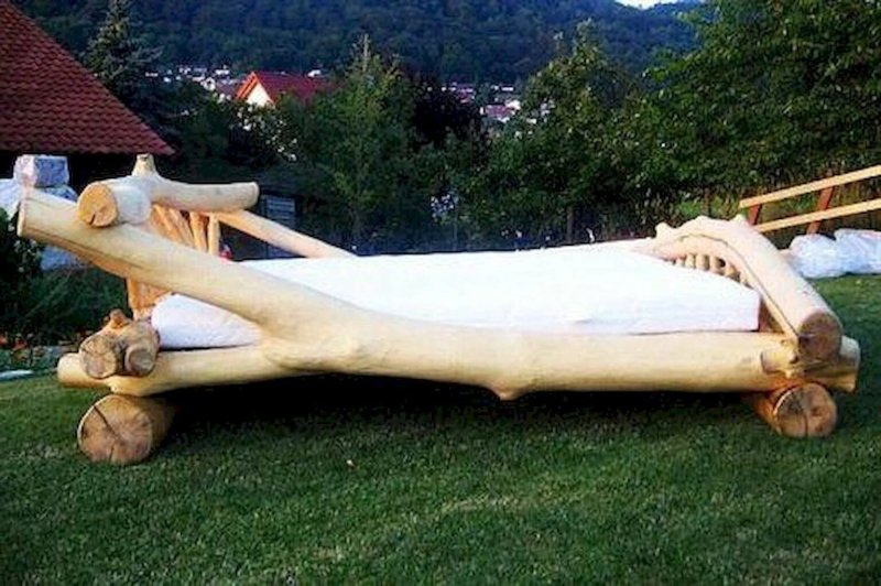 Кровать из бревен