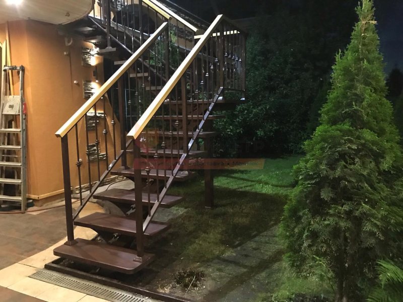 Лестница на металлокаркасе
