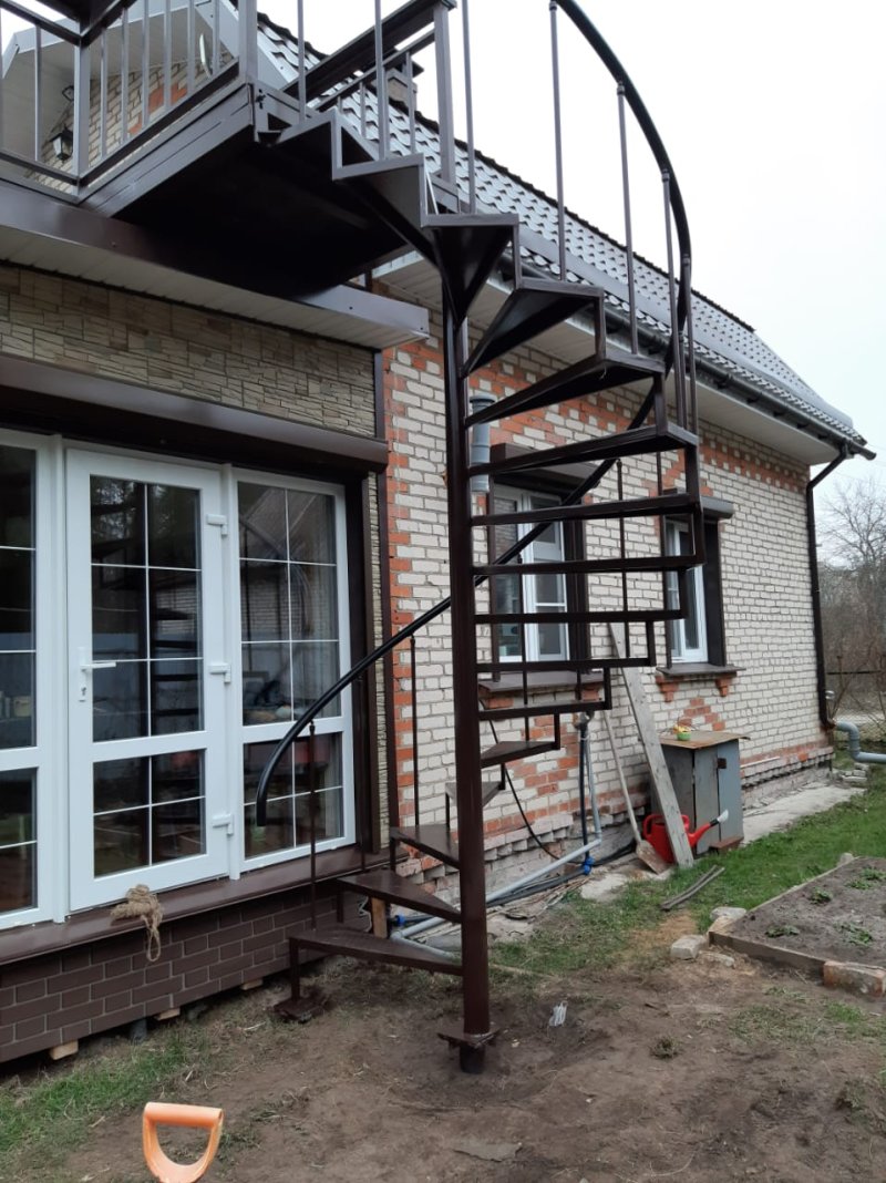 Лестница металлическая уличная