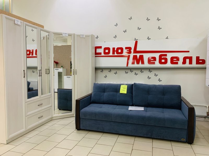Много мебели