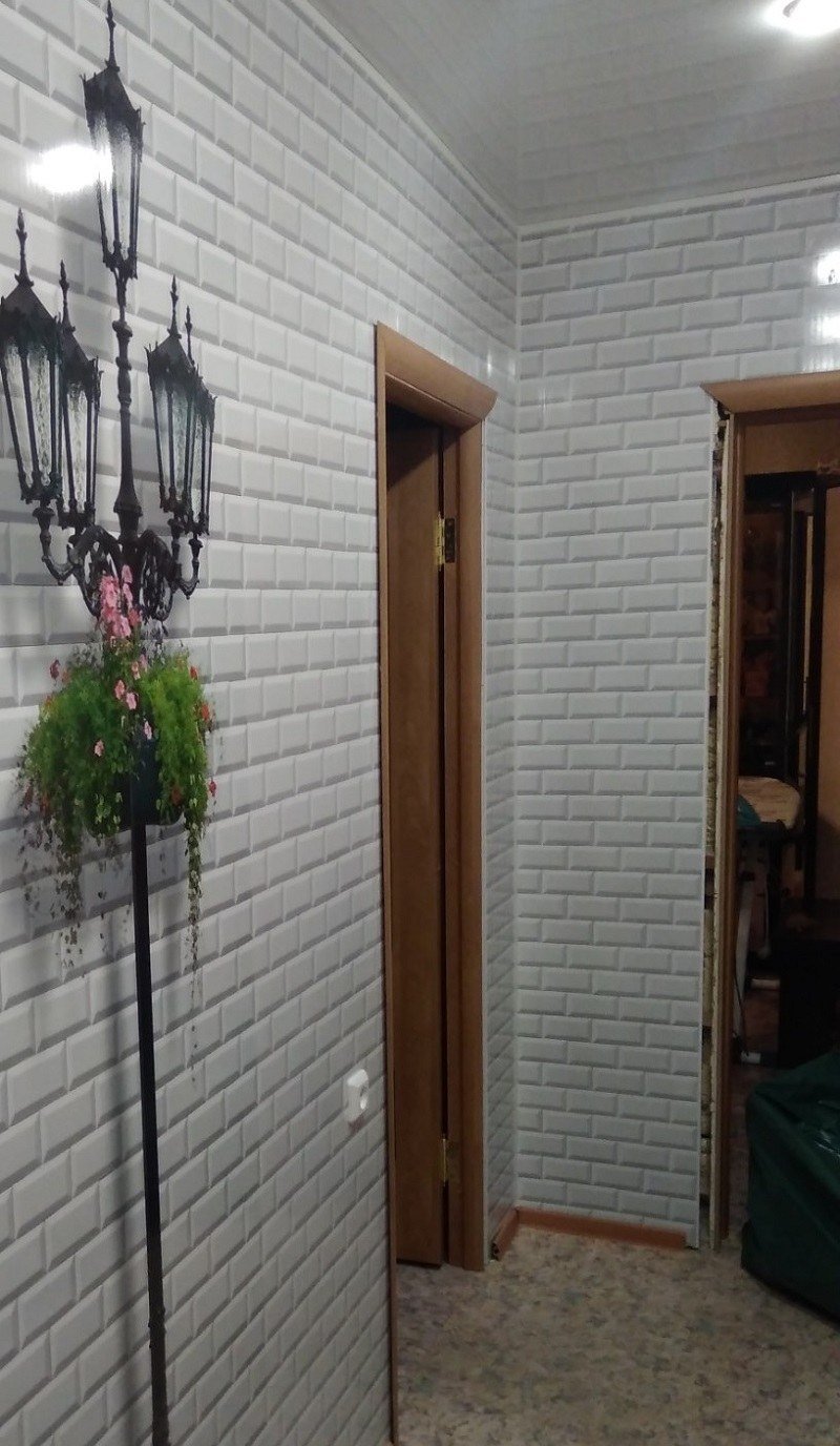 Декоративный кирпич в прихожей