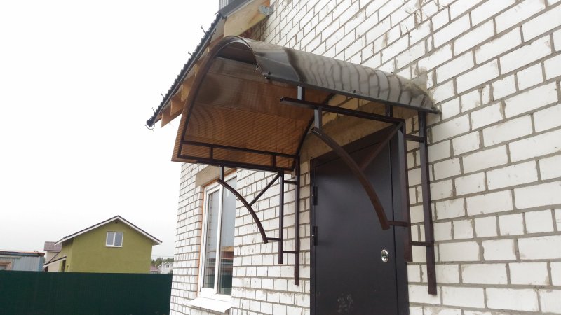 Козырьки над крыльцом частного дома из металла