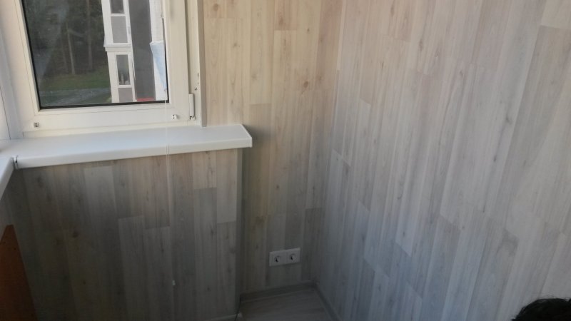 Обшивка балкона ламинатом