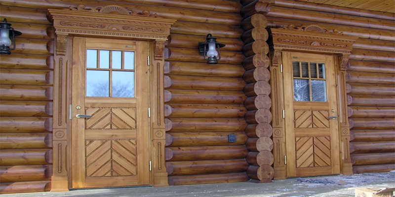 Входная дверь в деревянный дом